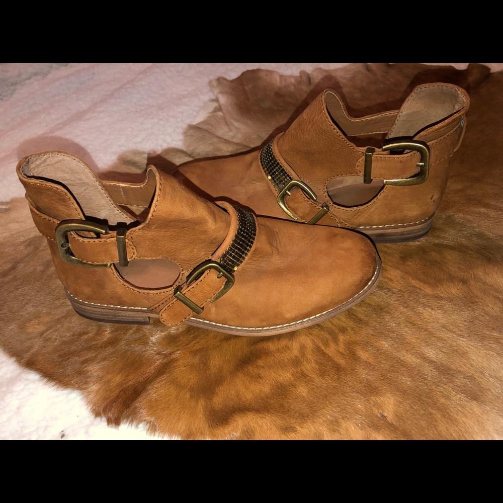 Gianni Bini, Buckle Booties